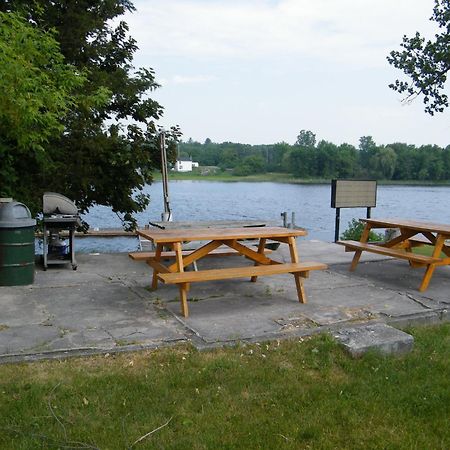 Campbellford River Inn Экстерьер фото