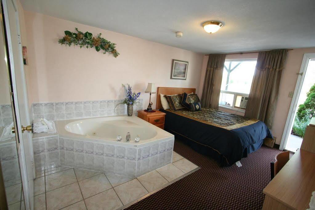 Campbellford River Inn Экстерьер фото